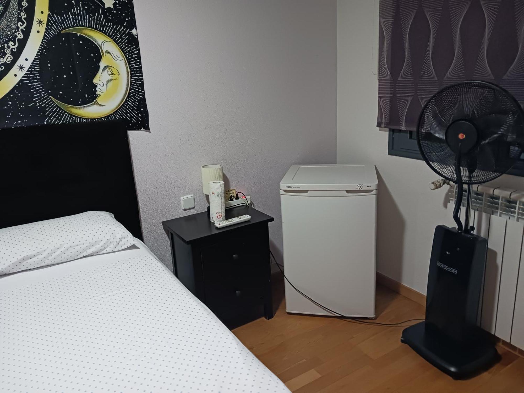 Habitaciones Individuales Wifi Tv Microondas Cerca Del Aeropuerto Madrid Habitacion Grande Wc Privado O Habitacion Pequena Wc Compartido Muy Tranquilas Bien Comunicadas Tren Metro Bus Facil Aparcamiento San Sebastián de los Reyes Exterior foto