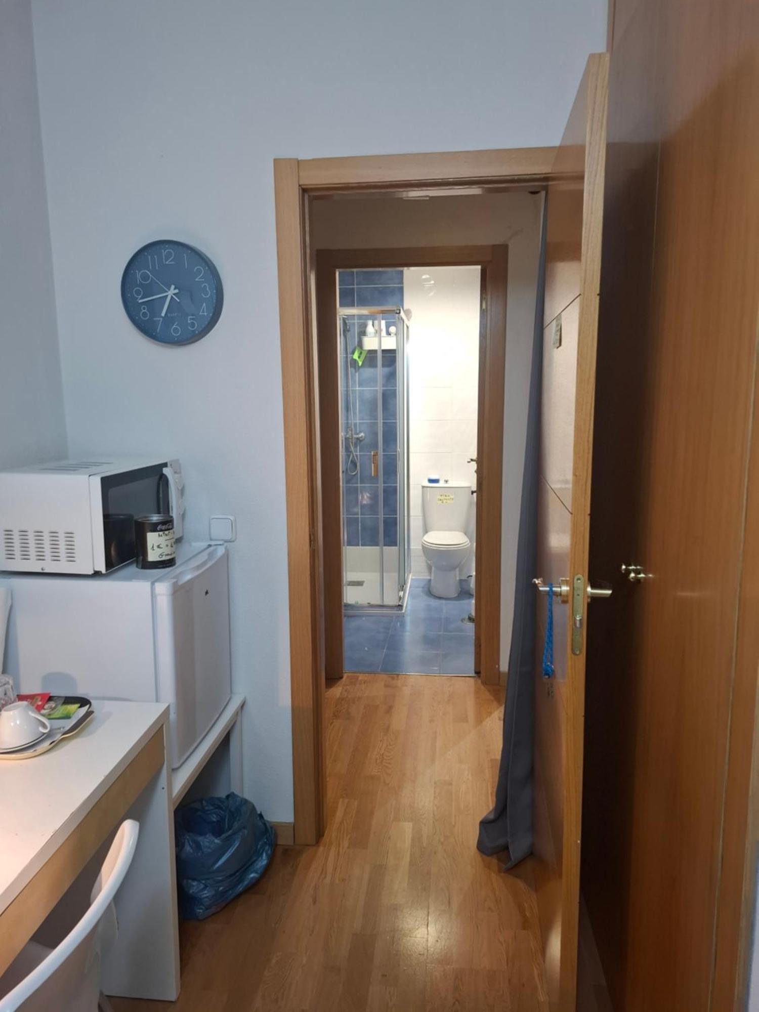 Habitaciones Individuales Wifi Tv Microondas Cerca Del Aeropuerto Madrid Habitacion Grande Wc Privado O Habitacion Pequena Wc Compartido Muy Tranquilas Bien Comunicadas Tren Metro Bus Facil Aparcamiento San Sebastián de los Reyes Exterior foto